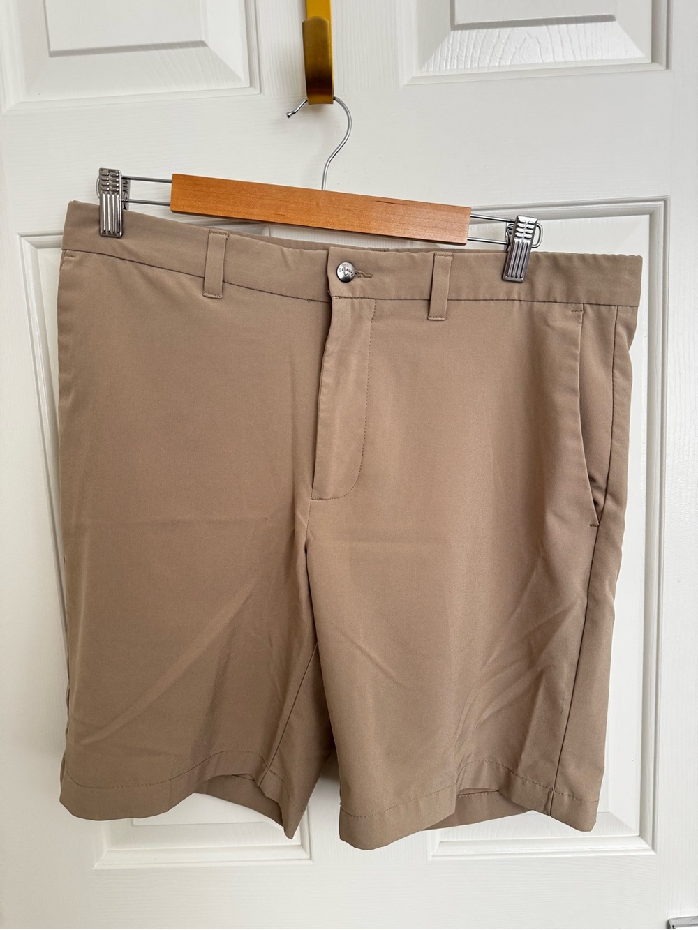 Callaway Men's Flat Front Golf Shorts in Tan